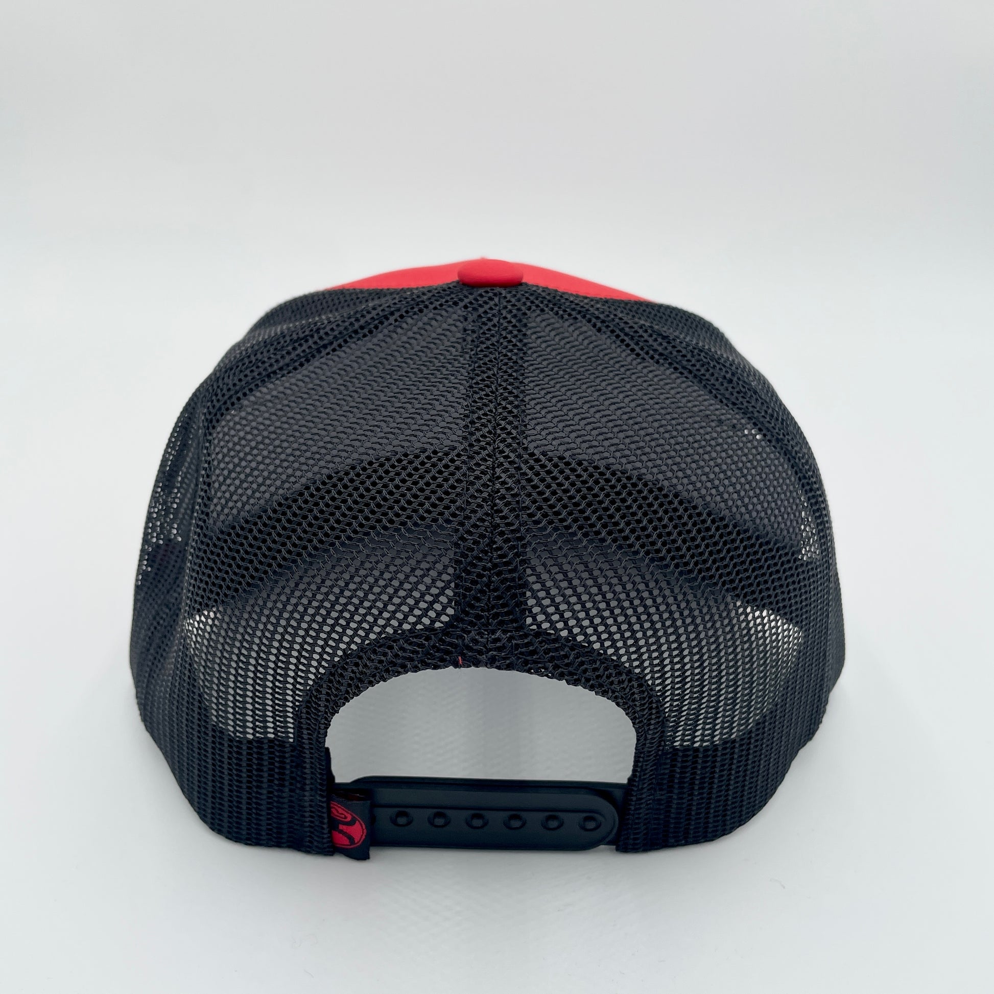 Back: Black meshback with black snapback straps, Hooey tag on straps, red crown