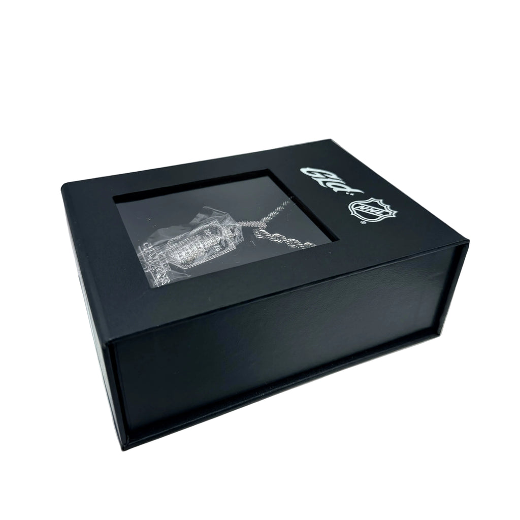 Imagery of the black case the pendant comes in; NHL/GLD logos on case